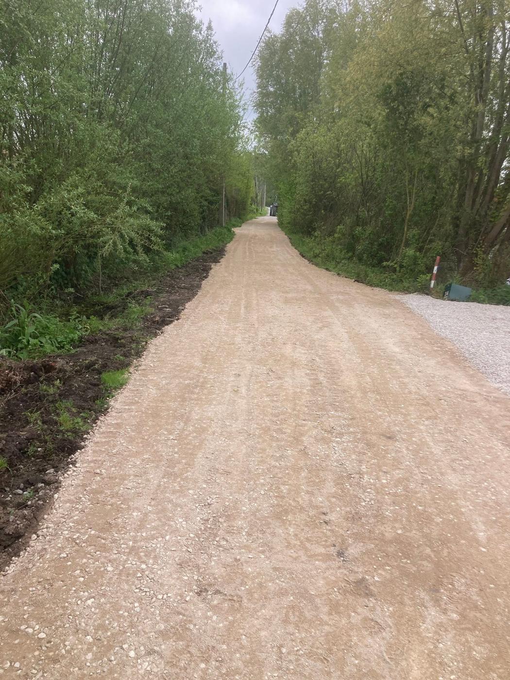 Chemin empierré entre deux haies