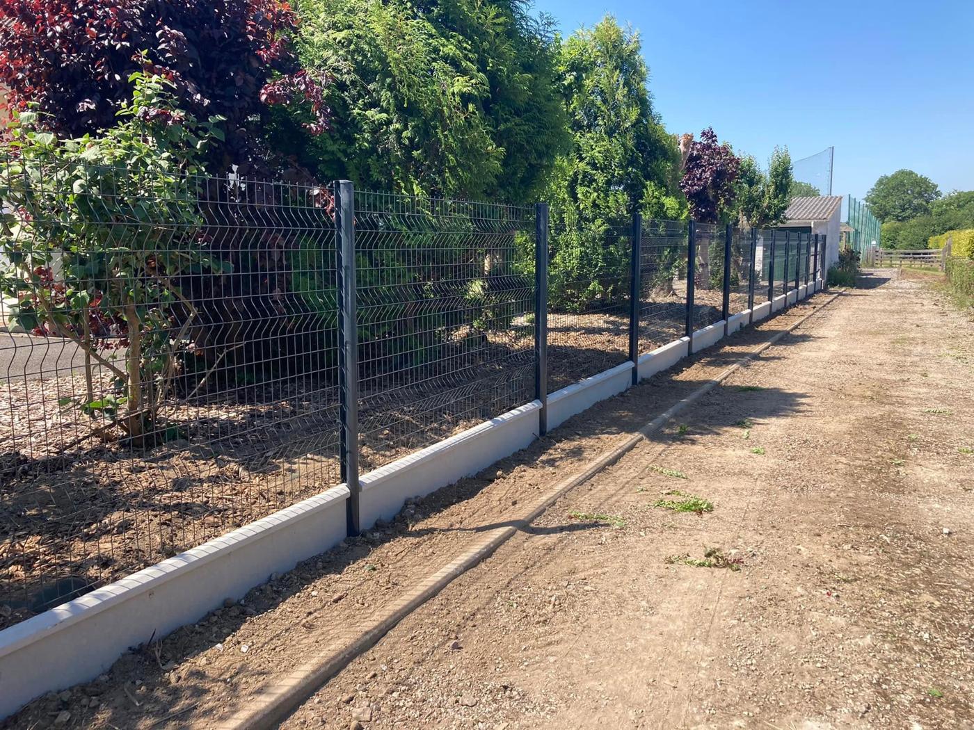 Nouvelle clôture en panneaux rigides
