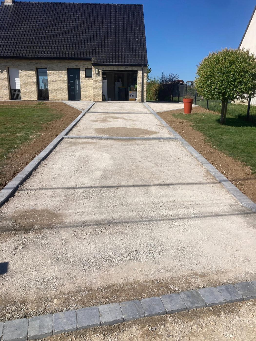 Cour en grave compactée, avant l'enrobé