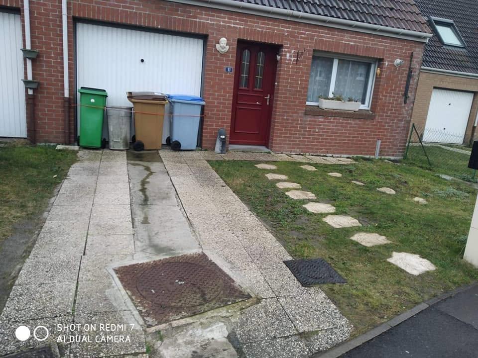 Devant de maison avant travaux : dalles et pelouse