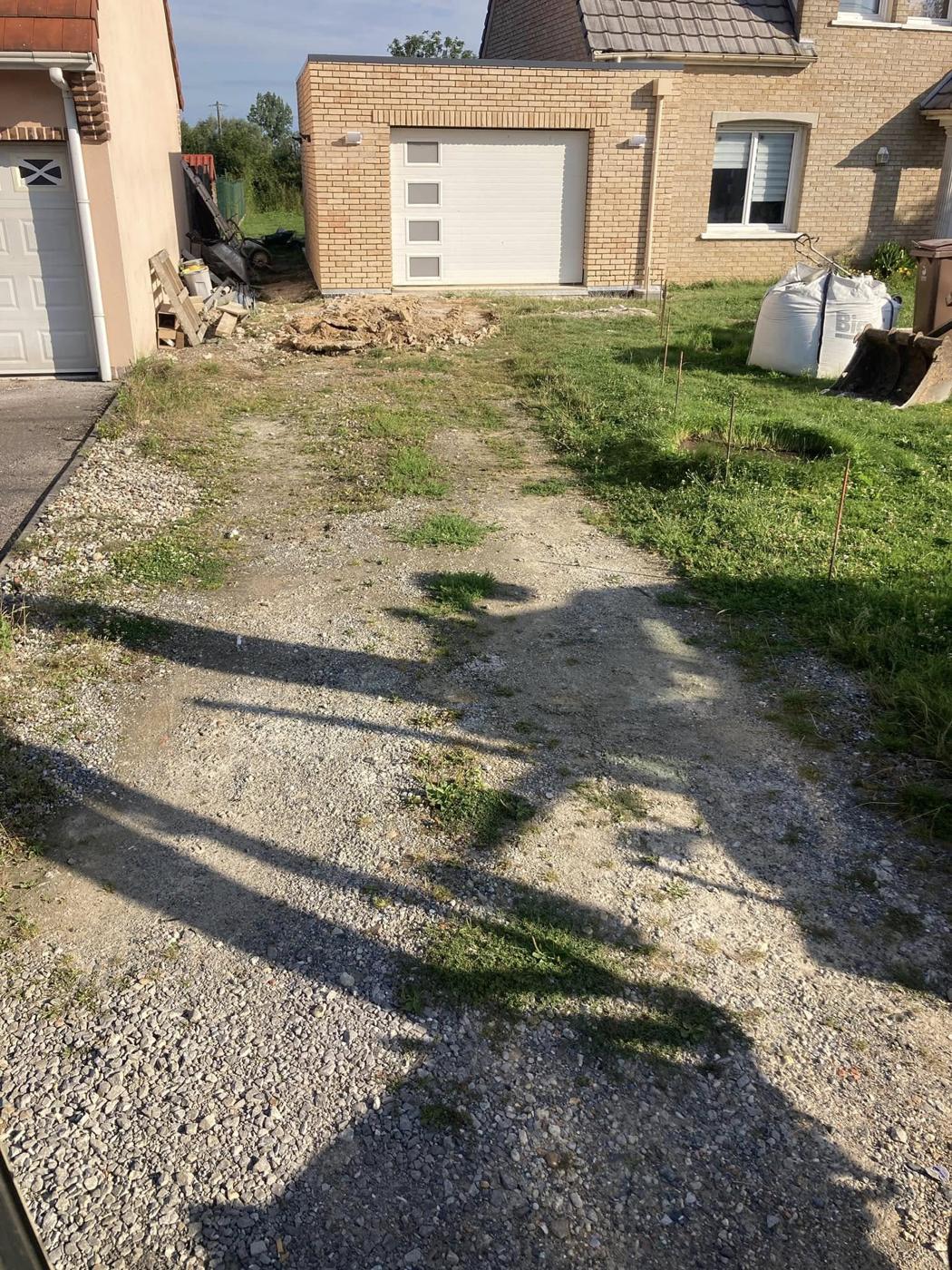 Allée de garage en herbe et cailloux