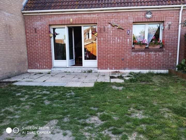 Arrière de maison avant la terrasse
